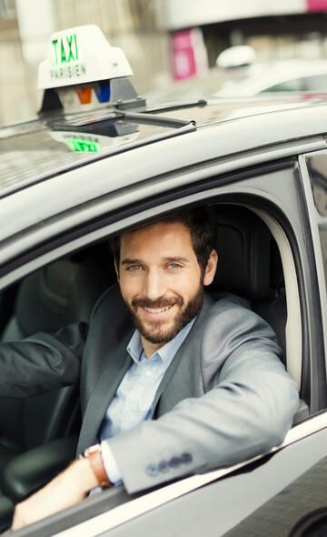 Chauffeur taxi en véhicule illustrant le contenu de la formation mobilité taxi parisienne