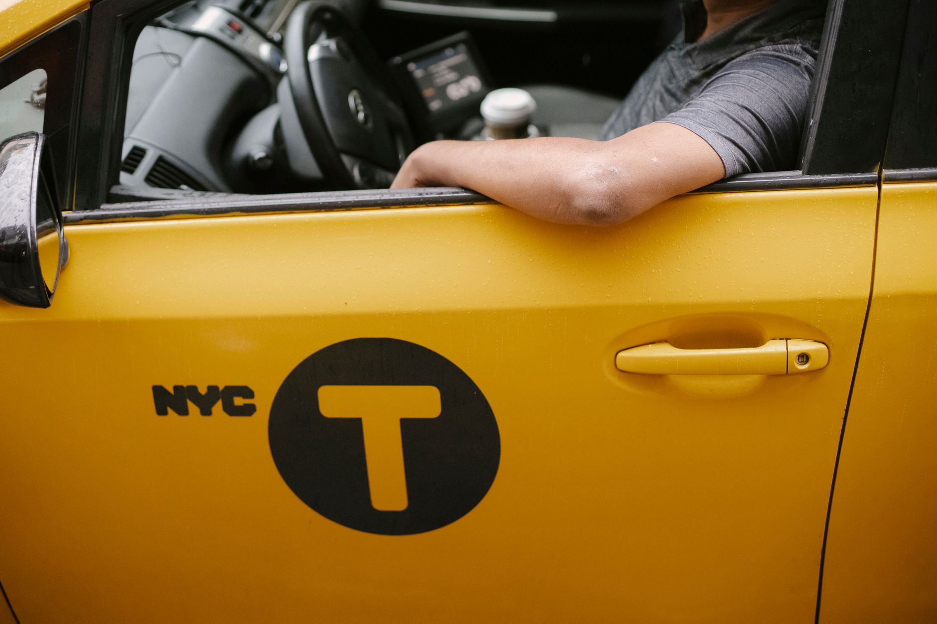 Chauffeur De Récolte Assis Dans Un Taxi — formation taxi initiale